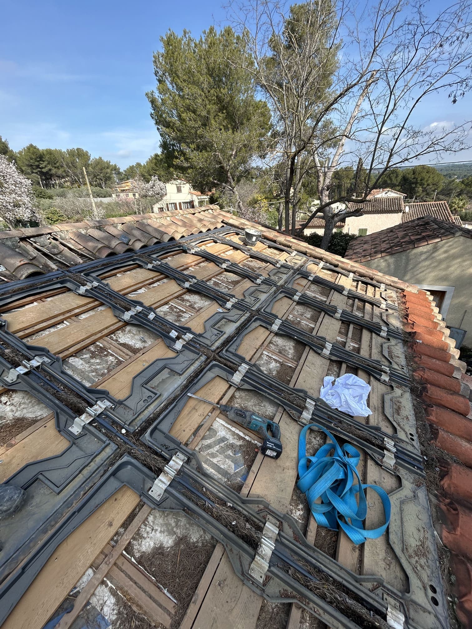 Dépose de panneau solaire à Velaux avant travaux