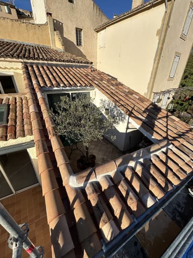 Rénovation complète de toiture à Velaux : quand refaire son toit ?