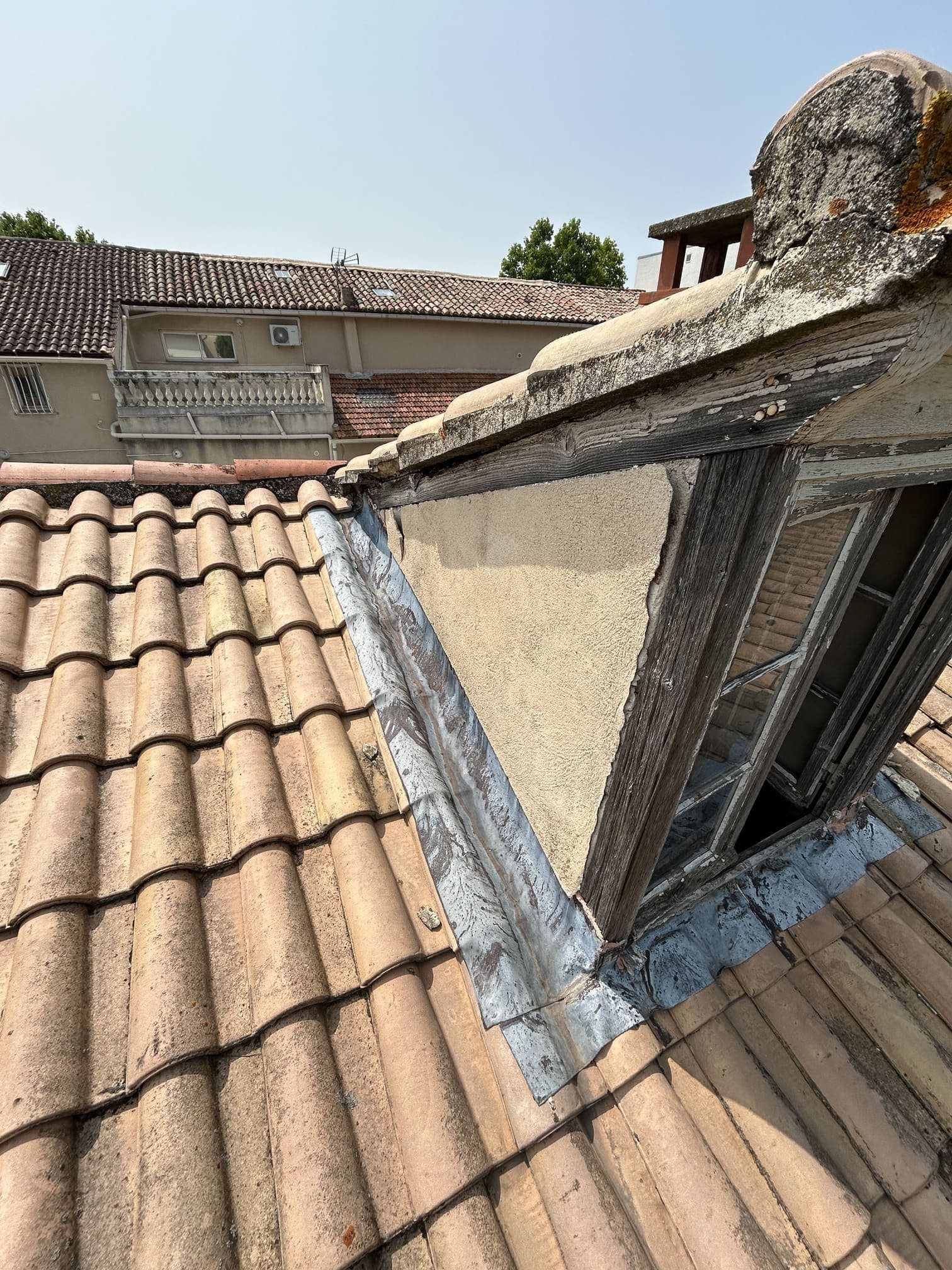 Rénovation de lucarne chien-à-scie à Carpentras avant travaux