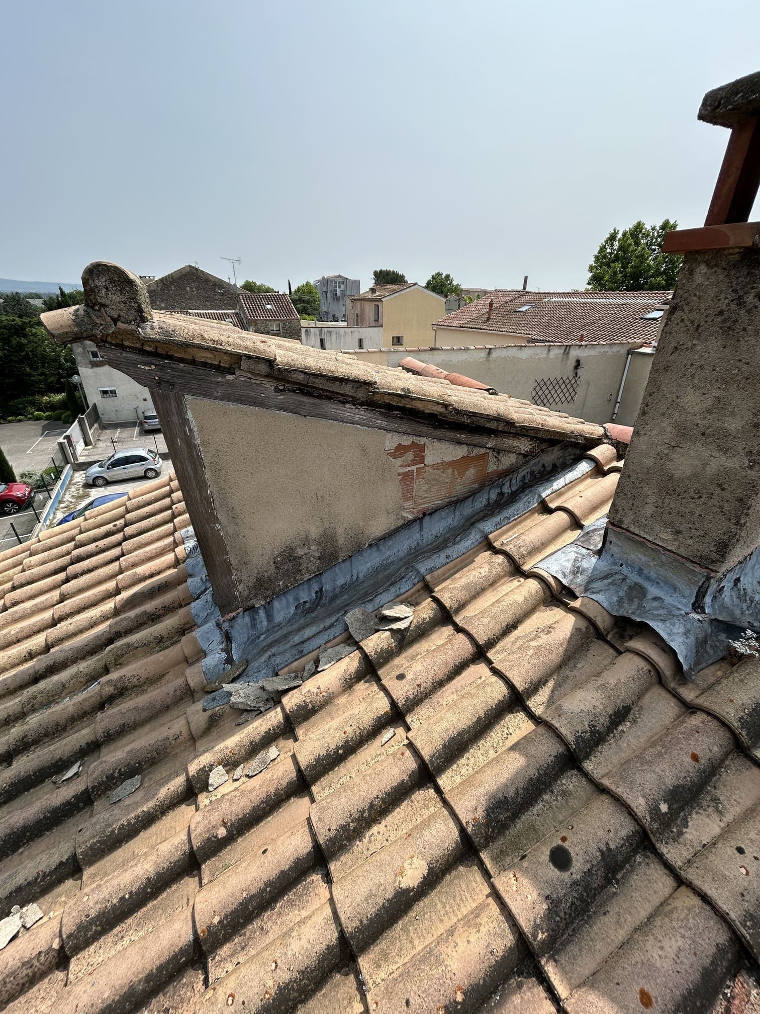 Rénovation de lucarne chien-à-scie à Carpentras avant travaux