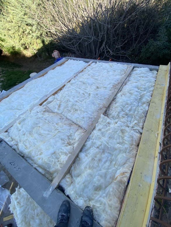 Pohto d'une isolation sur une charpente